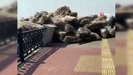 Rusya'da kopan buzullar kıyıya vurdu