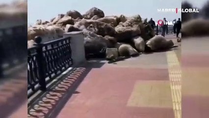 Yürüyüş yoluna çıkan buzullar korkuya neden oldu