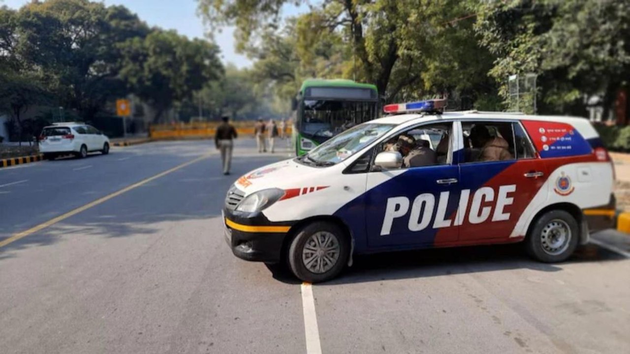 Delhi police create green corridor for oxygen tanker