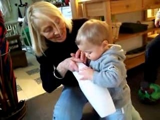 Louis et l'aspi de table fév 2008