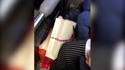 Otobüste çekirdek çitleyip kabuklarını dışarı atan çocuk