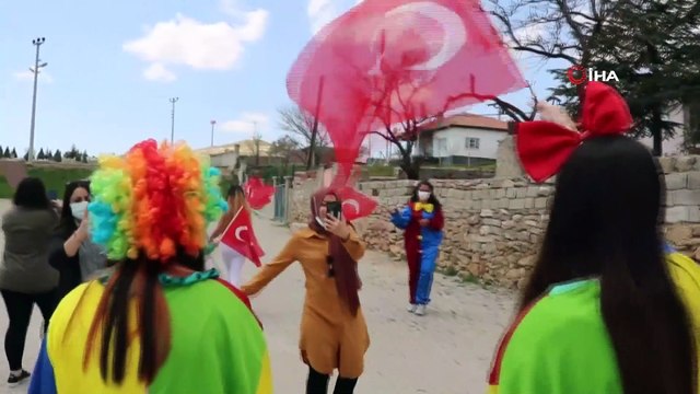 Belediye Başkanı mahalle mahalle gezip çocuklarla 23 Nisan kutladı