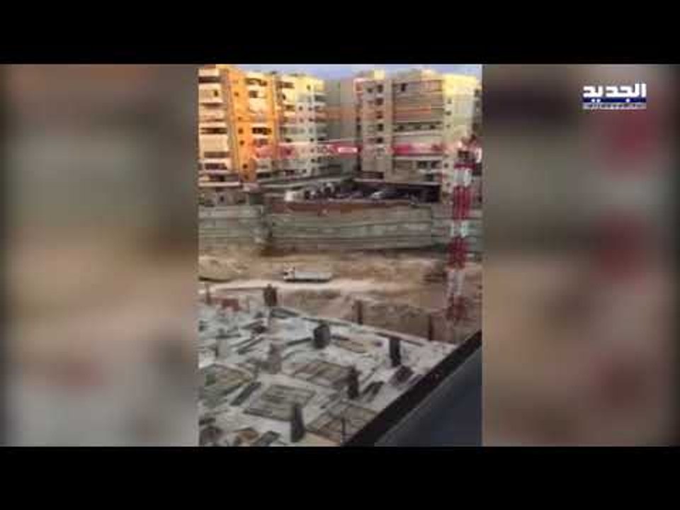 لحظة إنهيار شارع ملعب الراية في ضاحية بيروت الجنوبية