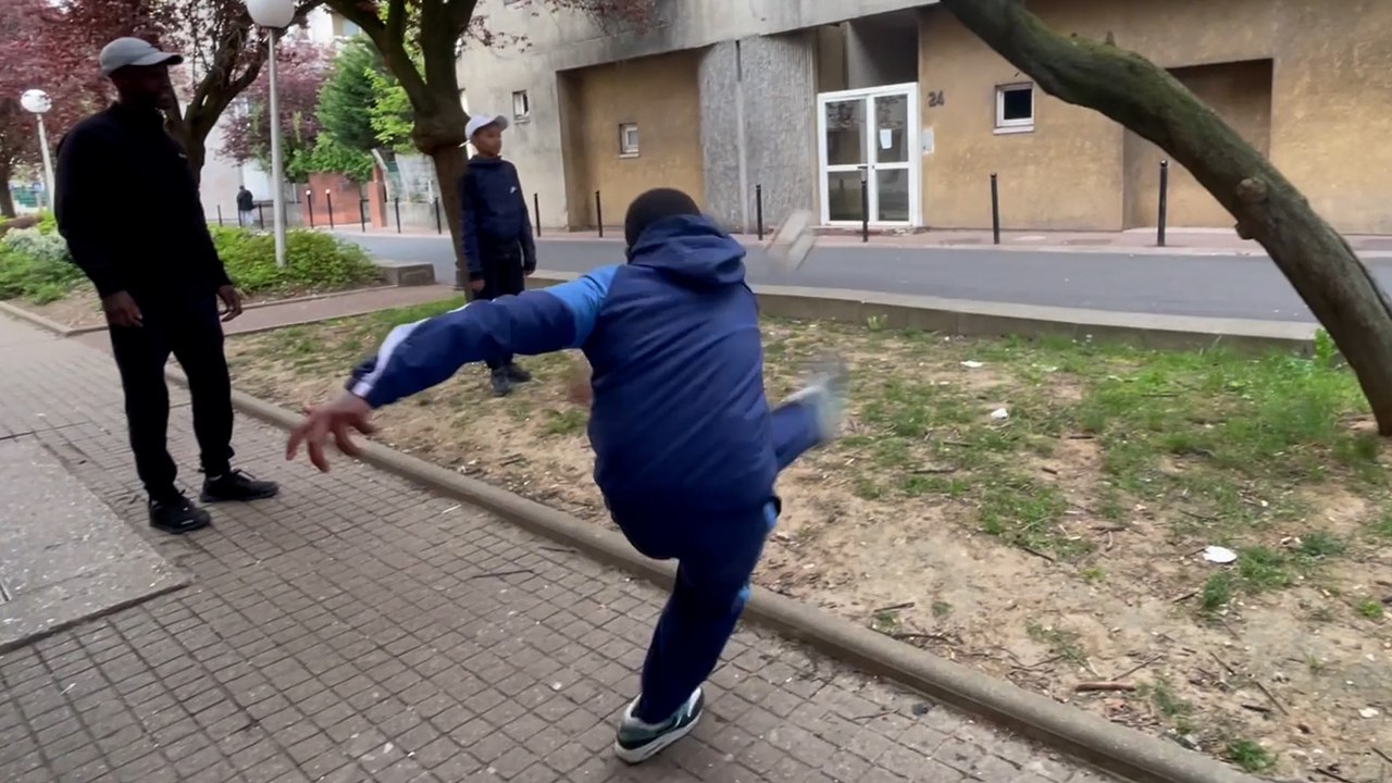 «Tout le monde veut tenter sa chance» : à Evry, viser cette lucarne avec un ballon de foot déchaîne les passions