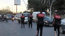 ESENLER'DE POLİS EKİPLERİ İFTARLARINI DENETİM SIRASINDA AÇTI
