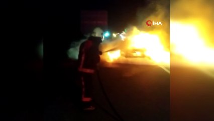 Seyir halindeyken alev alan otomobil yandı