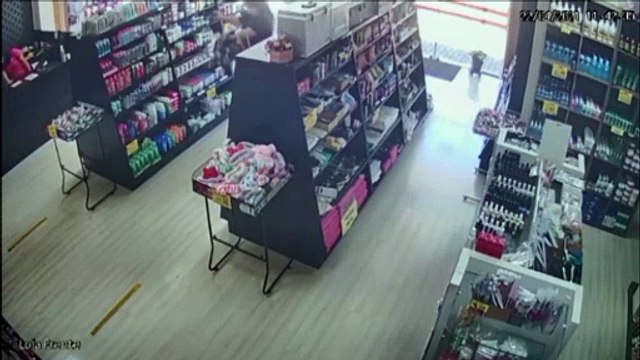 Câmera registra furto de produtos em loja de cosméticos na Rua Juscelino Kubitschek