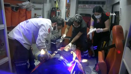 Babasını ve ağabeyini öldürdü, polise teslim oldu