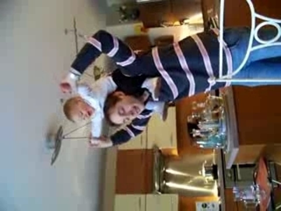 Louis sur les épaules de papa fév 2008