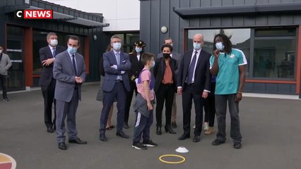 Blanquer joue à la marelle dans une école... bonne ambiance