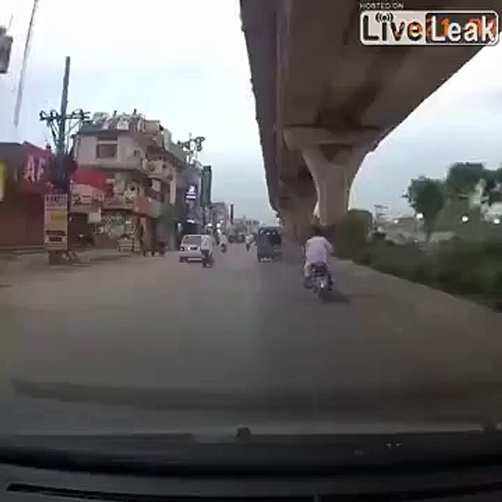 Ce motard s'amuse à faire n'importe quoi en pleine route et va le regretter