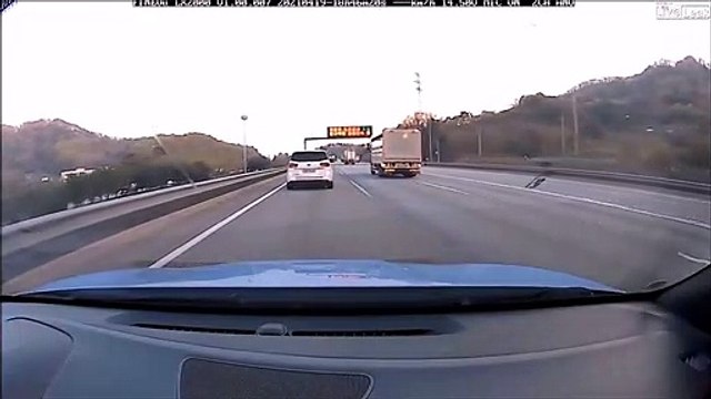 Un routier ne voit pas qu'il traine une voiture en plein autoroute...