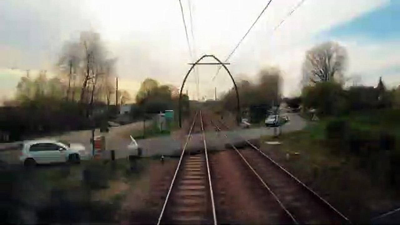 Les cigognes n'ont vraiment pas peur des trains... nid sur les voies ferrées