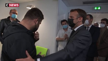 «J’ai perdu mon travail, j’ai des pertes de mémoire» : un jeune papa touché par un Covid long craque devant Emmanuel Macron