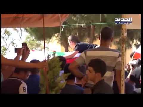 ابن الشهيد المصري يعتلي نعش والده ويعانقه العناق الاخير