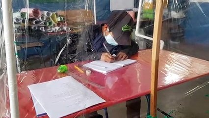 Niños de Concepción, Sololá reciben clases dentro de burbujas para protegerlos del Covid-19