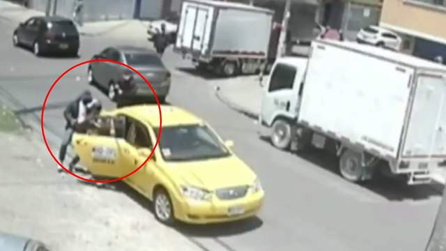 Fleteo exprés en 50 segundos delincuentes robaron a dos hombres en Bogotá