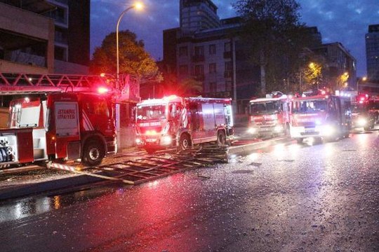 Son dakika haberleri... BAĞCILAR'DA İŞ YERİNDE PATLAMA SONRASI ÇIKAN YANGIN KORKUTTU