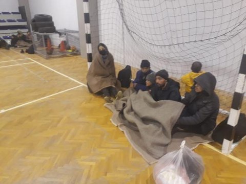 Foça açıklarında sürüklenen lastik bottaki 55 kaçak göçmen kurtarıldı