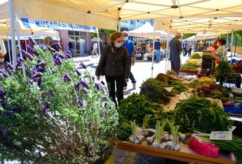 Kuşadası yerel üretici pazarında bahar bereketi