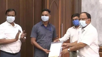 Watch: Railways pointsman Shelke to donate half of reward money to child he saved