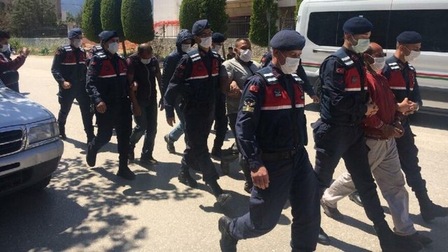 Hırsız, ev sahibi evdeyken kapıları çaldı