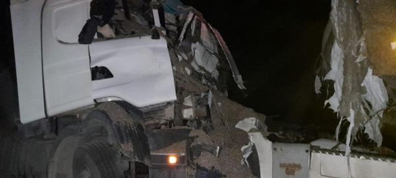 TIR İLE BETON MİKSERİ KAFA KAFAYA ÇARPIŞTI: 2 ÖLÜ
