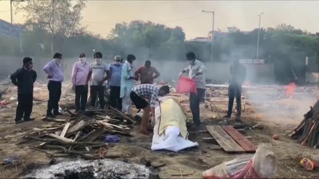 Las calles en India se han convertido en crematorios improvisados