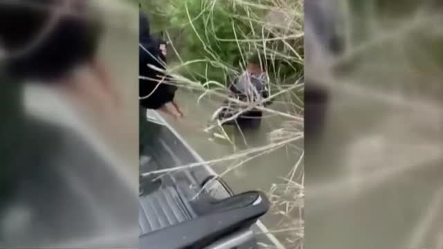 Localizan a dos niños abandonados en la orilla de un río cerca de la frontera de EEUU con México