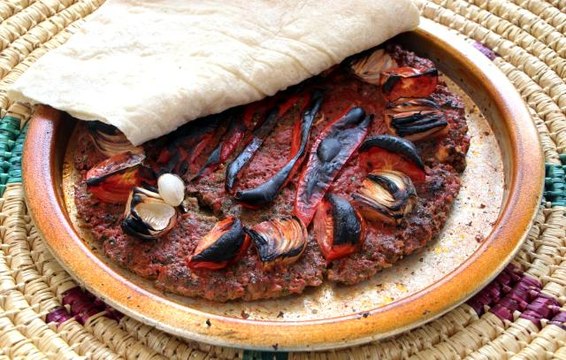 Gastronomi şehrinin vazgeçilmezi Tepsi Kebabı sofraları süslüyor