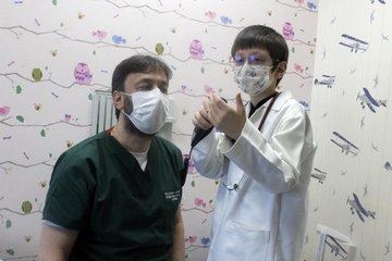 Babalarının yerine geçen minik doktorlardan maske mesafe uyarısı