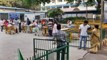 下载视频: Delhi: Patients are being treated outside the GTB Hospital