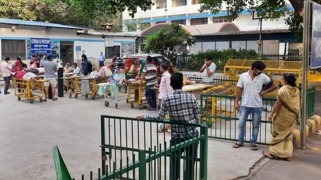 Delhi: Patients are being treated outside the GTB Hospital