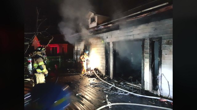 새벽 단독주택 불로 일가족 대피...10대 딸 2도 화상 / YTN