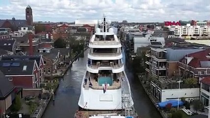 Hollanda'da 94 metrelik lüks yat dar kanaldan böyle geçti