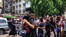 تظاهرة خاطفة في شوارع رانغون رفضاً للانقلاب