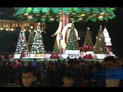 قرية لبنانية تضيء شجرة الميلاد بطول 30 متراً - جويل الحاج موسى