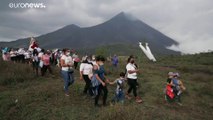 Rezos y agua bendita para que la lava del volcán Pacaya no destruya sus pueblos