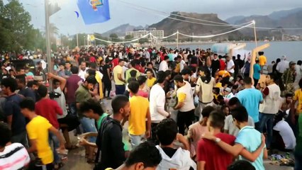 إفطار شبابي جماعي في الهواء الطلق في عدن