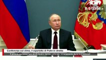 Putin in diretta non sa di essere ripreso: secondi di silenzio imbarazzante del presidente russo