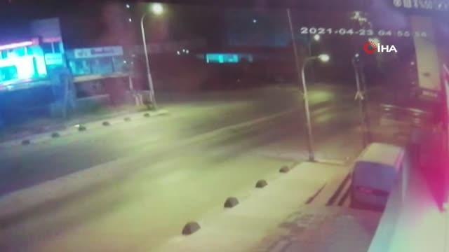 Son dakika haber... Bağcılar'da ambalaj fabrikasındaki patlama kamerada