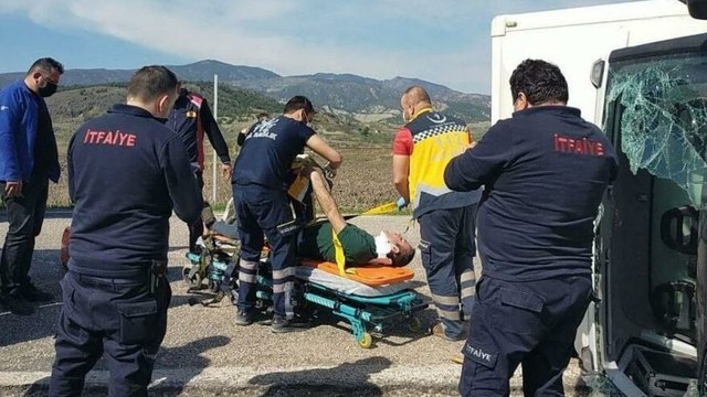 Kamyonette sıkışan sürücüyü kurtarmak için ekipler zamanla yarıştı