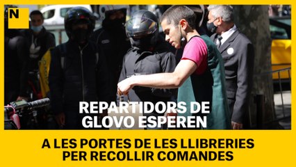 Repartidors de Glovo esperen a les portes de les llibreries per recollir comandes