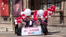 CHP'li TBMM Milli Eğitim Komisyonu üyeleri, Birinci Meclis önünde gökyüzüne balon bıraktı