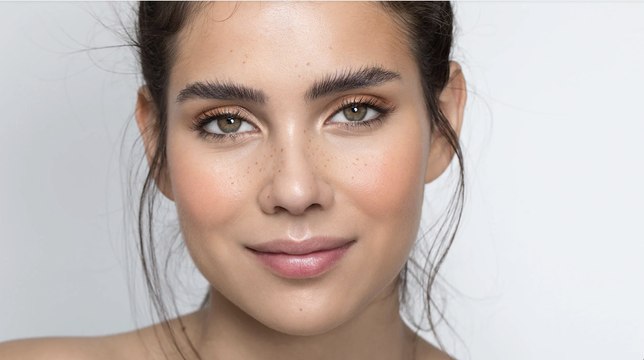 Brow lift : le tuto pour des sourcils épais et restructurés