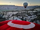 KAPADOKYA'DA BALONLAR, TÜRK BAYRAKLARIYLA HAVALANDI