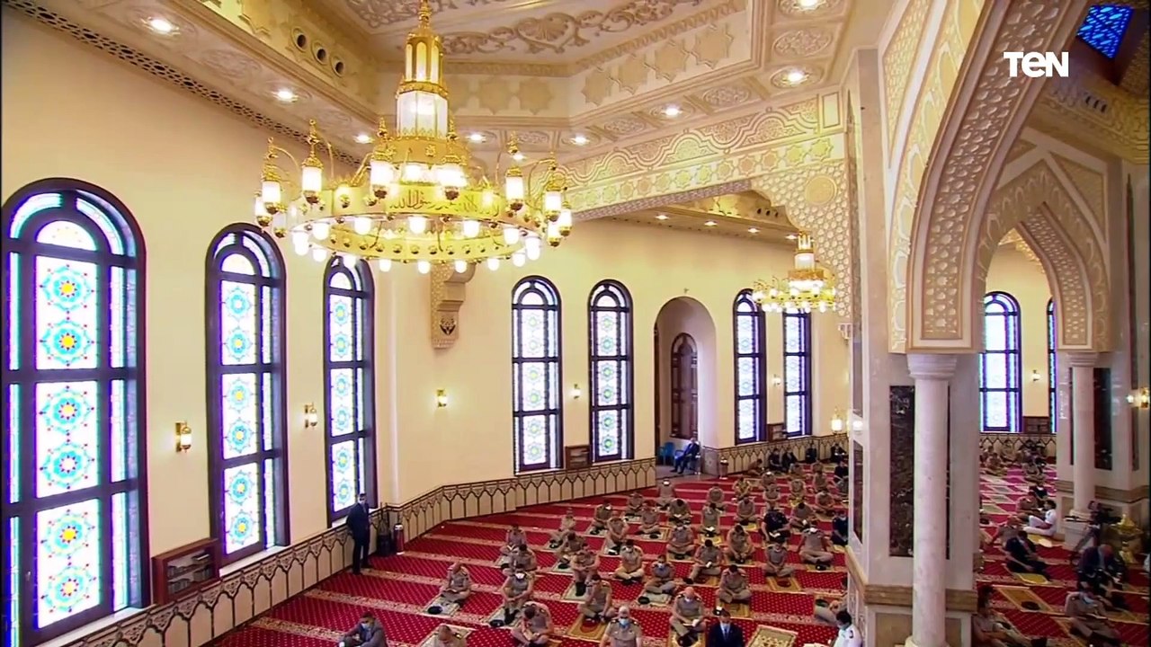 لحظة وصول الرئيس عبد الفتاح السيسي لأداء صلاة الجمعة بمسجد المشير طنطاوي