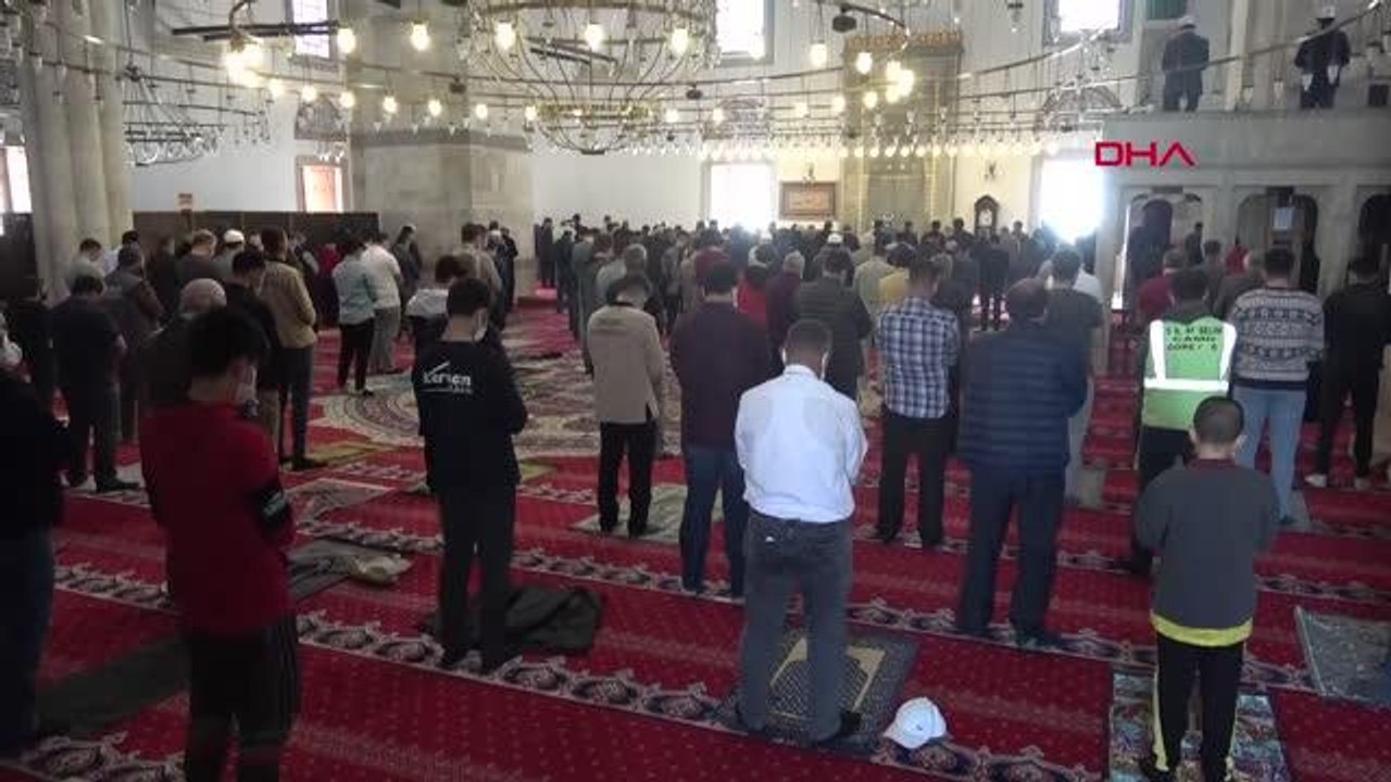 KONYA'DA CUMA NAMAZI KORONAVİRÜS TEDBİRLERİ KAPSAMINDA KILINDI