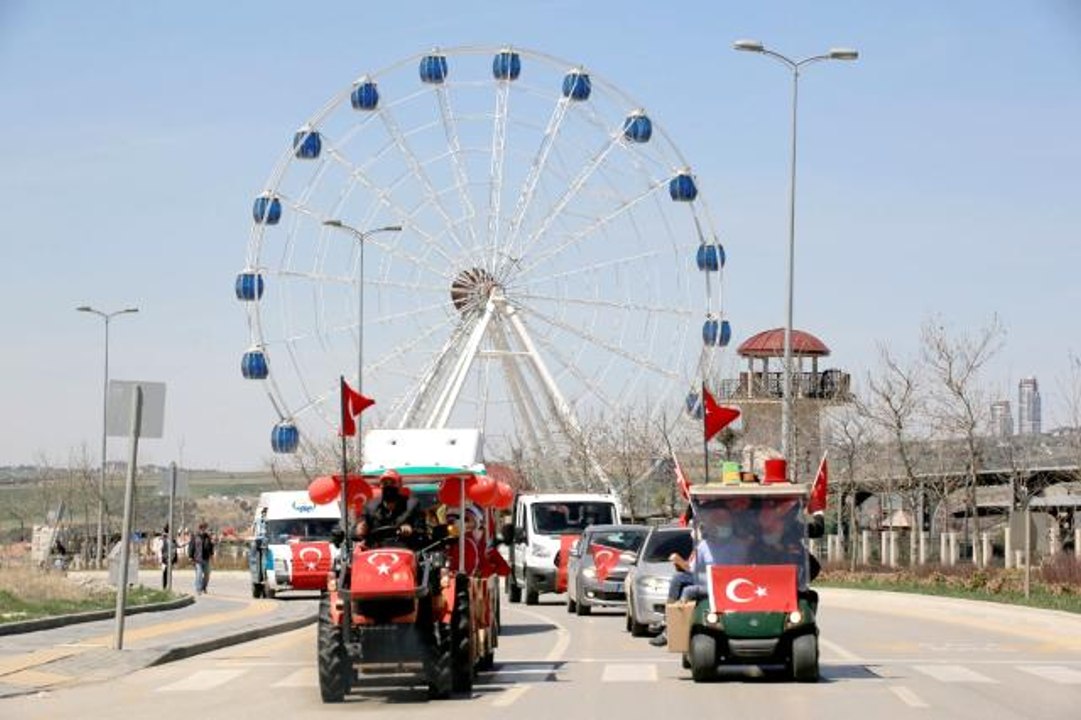 23 Nisan coşkusu Gölbaşı'nda balkonlara sığmadı