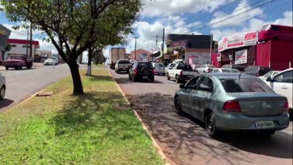 Vacinação 61 anos: Com grande demanda, filas duplas são registradas na Avenida Rocha Pombo